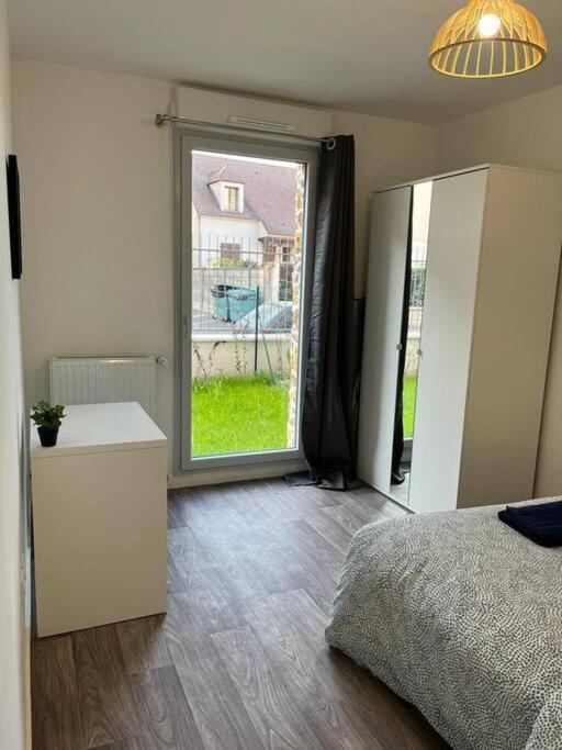 Appartement F2 De Haut Standing En Hypercentre Avec Jardin Prive A 270 M De La Gare De Mantes ! Exterior photo