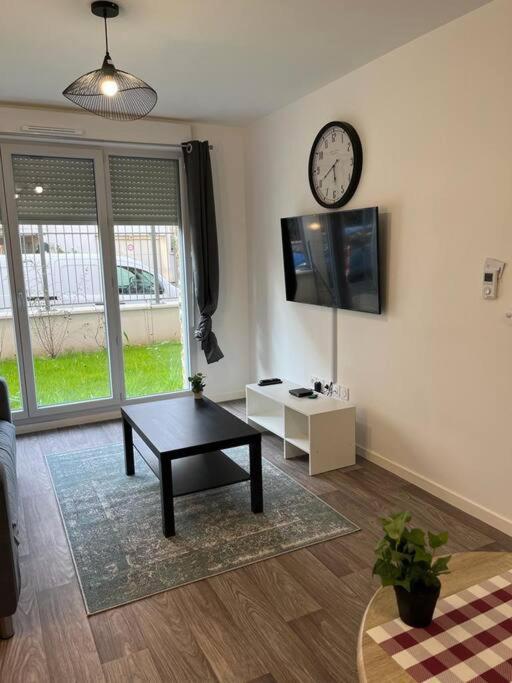 Appartement F2 De Haut Standing En Hypercentre Avec Jardin Prive A 270 M De La Gare De Mantes ! Exterior photo